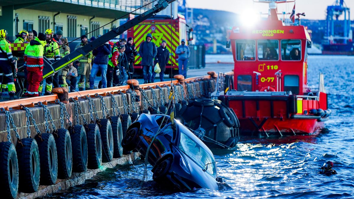 Derfor Må Elbilen Som Havnet I Sjøen, Bli Liggende I Vannet | Tu.no