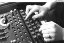 Matematikk-geniet Alan Turing snudde antakelig krigslykken for de allierte, med sitt bidrag til å overvinne tyskernes Enigma-kodesystem under andre verdenskrig.