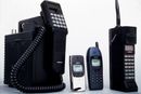 Mobiltelefonene Mobira Talkman (1984), Nokia 8810 (1998), Nokia 6110 (1997) og Mobira Cityman (1987).