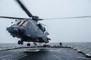 Et CH-148 Cyclone lander på HMCS Halifax i februar i forbindelse med «Ship Helicopter Operating Limits», SHOL-trening i februar 2016.