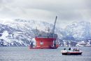 Goliat er Norges nordligste oljefelt i drift. Her ankommer plattformen Hammerfest i 2015. Hurtigruteskipet MS Vesterålen i forgrunnen.