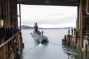 KNM «Uthaug» forlater ubåtbunkeren på Laksevåg i Bergen.