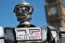 Illustrasjonsbilde: En «drapsrobot» fotografert like ved Big Ben i London under en kampanje i 2013 for å forby autonome våpen.
