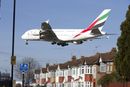 Et A380 fra Emirates går inn for landing på Heathrow i London.