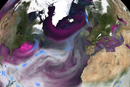 Illustrasjonen viser transport av varm og fuktig luft fra Karibien mot våre områder. Hvit farge angir mengde fuktighet i atmosfæren; blå farge viser store nedbørsmengder. Dette kartet viser atmosfæren under flommen på Vestlandet i oktober 2014, med store mengder nedbør langs Norgeskysten sør for Lofoten. 