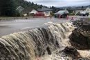 Store nedbørsmengder førte til flom og oversvømmelse i Brumunddal natt til tirsdag. Bildet er fra Nordåsvegen.