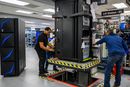 Ingeniører klargjør en Z15 på fabrikken i Poughkeepsie i delstaten New York, der IBM har laget stormaskin siden 1960-tallet.