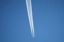 Flyet etterlater kondensstriper over himmelen. FNs klimapanel, IPCC, har anslått at effekten av disse kan være to til tre ganger høyere enn effekten av flyenes CO2-utslipp, som utgjør to prosent av de menneskeskapte utslippene av denne klimagassen.
