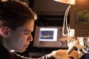 Forskeren Marissa Giustina installerer en Bristlecone-brikke med 72 qbit ved Googles Quantum AI Lab i Santa Barbara, California.