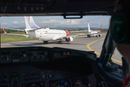 I cockpiten på et Boeing 737-800 fra Norwegian mens vi venter i kø på å ta av fra Oslo lufthavn.