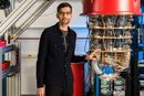 Google-sjef Sundar Pichai ved siden av kvantedatamaskinen selskapet har brukt i kvanteoverlegenheteksperimentet.