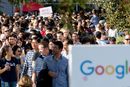 Bildet er fra fjorårets demonstrasjon ved Googles hovedkontor i Mountain View, California, da mange tusen ansatte la ned arbeidet.