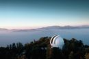 Observatoriet på Mount Wilson, hvor Edwin Hubble gjennomførte sine skjellsettende observasjoner. Økende lysforurensing fra Los Angeles har begrenset teleskopets observasjonsmuligheter, men stedet er fremdeles et senter for aktiv forskning.