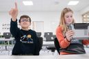 Robert Angelius Talberg (9) og Johanne Helene Walker Ørka (12) bruker både nettbrett, mobil og Orcam Myreader for å få lest opp pensum på skolen.