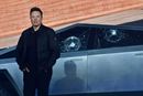 Tesla-sjef Elon Musk måtte fullføre presentasjonen av Cybertruck foran to knuste vinduer etter en demonstrasjon som slo noe feil.