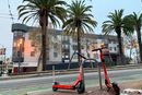 I sentrum av San Francisco er de fleste elsparkesyklene låst fast til stativer.