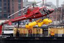 Ulykkeshelikopteret blir heiset opp på en pram dagen etter ulykken på East River i New York.