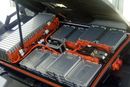 Resirkuleringsbransjen tar forholdsregler med brukte bilbatterier. Dersom de blir behandlet like røft som man har behandlet bilbatterier tidligere, kan utfallet bli dramatisk. Her illustrert ved en batteripakke fra Nissan Leaf, en av Norges mest solgte elbiler.