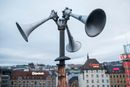 En tyfon, på folkemunne kalt flyalarm, på taket av Østbanehallen i Oslo. I fredstid tester Sivilforsvaret alle landets tyfoner to ganger i året.