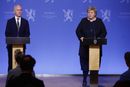 Statsminister Erna Solberg og finansminister Jan Tore Sanner holder pressekonferanse i Oslo søndag kveld .