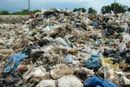 Avfallsfyllingen Nakon Nayok i Thailand inneholder 42 prosent  plast; 2500 avfallsfyllinger i Thailand inneholder til sammen 190 millioner tonn akkumulert plastavfall.