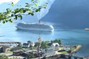 Et cruiseskip fra Costa Cruises utenfor Hellesylt i Geirangerfjorden. I 2026 kan det være slutt på så store skip i fjordene på  UNESCOs  verdensarvliste. 