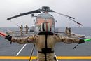 CH-148 Cyclone-helikopter på dekket på den kanadiske fregatten HMCS Fredericton tidligere i 2020.