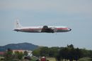 DC-6B LN-SUB gjør en siste overflyging over Sola lufthavn før det lander for siste gang,
