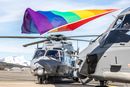 Pride markeres med flagg og to NH90 på Bardufoss tidligere i juni. Men når det gjelder anskaffelsen av disse helikoptrene er det få som har grunn til å være stolte.