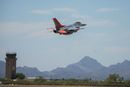 Et QF-16 tar av fra flybasen Davis-Monthan i Arizona 4. juni 2020. 