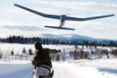 Soldat fra Telemark bataljon sender ut en Puma-drone under en vinterøvelse i Gausdal i februar 2020.