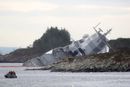 Vraket av KNM Helge Ingstad etter hevingen. Fregatten forliste i 2018 etter å ha kollidert med et tankskip.