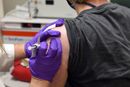 Den amerikanske legemiddelgiganten Pfizer sier at covid-19-vaksinen de utvikler sammen med tyske BioNTech er 90 prosent effektiv mot å hindre covid-19-infeksjoner i fase 3-tester. Her settes den første vaksinedosen på en deltaker i testingen.