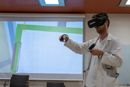 Øyvind Rustan er lege i spesialisering ved Stavanger Universitetssykehus (SUS), og er blant de som får teste ut VR som en del av opplæringen.