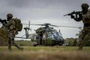Soldater fra den franske hæren trener med NH90 TTH (taktisk transporthelikopter).