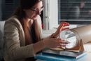 Utforming av akrylplaten på solsiden av sjakten er avgjørende for lysutbyttet. Biljana Obradovic har testet en rekke varianter, også noen hun har fått tilsendt fra en professor ved et australsk universitet.