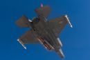 F-35A-testflyet AF-01 med et instrumentert JSM i buken.