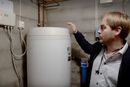 Varmtvann blir fort den største strømforbrukeren i mange hjem. Illustrasjonsbildet viser prosjektleder Stein Arne Riis i Oso Hotwater som tester en ny og smartere varmtvannsbereder.