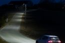 Straks det kommer et kjøretøy langs veien tennes lysene. De styres av bevegelses-sensorer. Bildet er hentet fra Høylandsveien på Jæren.