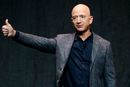 Amazon-grunnlegger Jeff Bezos  skal sammen med broren sin gjennomføre en ti minutters romtur i juli. 