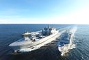 Her øver Sjøforsvaret på å etterforsyne fregatten KNM Fridtjof Nansen fra det langt større logistikkfartøyet KNM Maud.