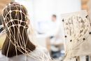 EEG brukes som oftest på pasienter med epilepsi, lavere bevissthet eller på dem som har falt i koma.  Forskere ønsker nå å bruke EEG til å oppdage tidlig demens. Da må EEG-signalene tolkes med kunstig intelligens.