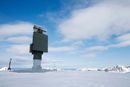 Forsvarsmateriell har utløst en opsjon de hadde på tre radarer. Bildet viser Sindre II radar på Innhesten på Senja i Troms.