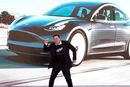 En bekymringsløs Elon Musk danser på et arrangement ved Teslas Model3-fabrikk i Shanghai  i januar 2020, like før covid-pandemien brøt løs. Nå tror han brikkemangelen som pandemien har ført med seg, snart er over.