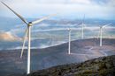 Storheia vindpark er den største av vindparkene til Fosen Vind, og den andre av vindparkene som ble bygget. Da den ble overført til ordinær drift i februar 2020 var den Norges største med 80 turbiner og en installert effekt på 288 MW. Foto: 