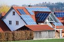 Solcellepanel på taket kan kutte strømforbruket – men er dyrt å installere. Nå forlanger Stortinget at regjeringen utvider støtteordningene til Enova.