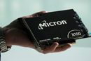 Micron skrur til brikkeproduksjonen. Her fra lanseringen av deres solid-state drive i 2019.