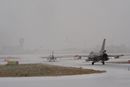 De to F-16 beredskapsflyene på vei ut fra shelterne på Bodø flystasjon.