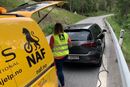 NAF veihjelp med nødstrøm til elbiler.