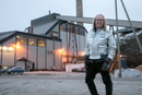 Professor Janne Wallenius bor i Longyearbyen store deler av vinteren. Her fotografert foran energiverket. 